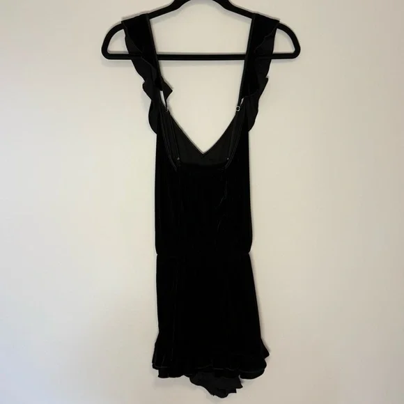 Victoria’s Secret Black Velvet Ruffled crisscross Sleeveless Romper Size L - Picture 2 of 9